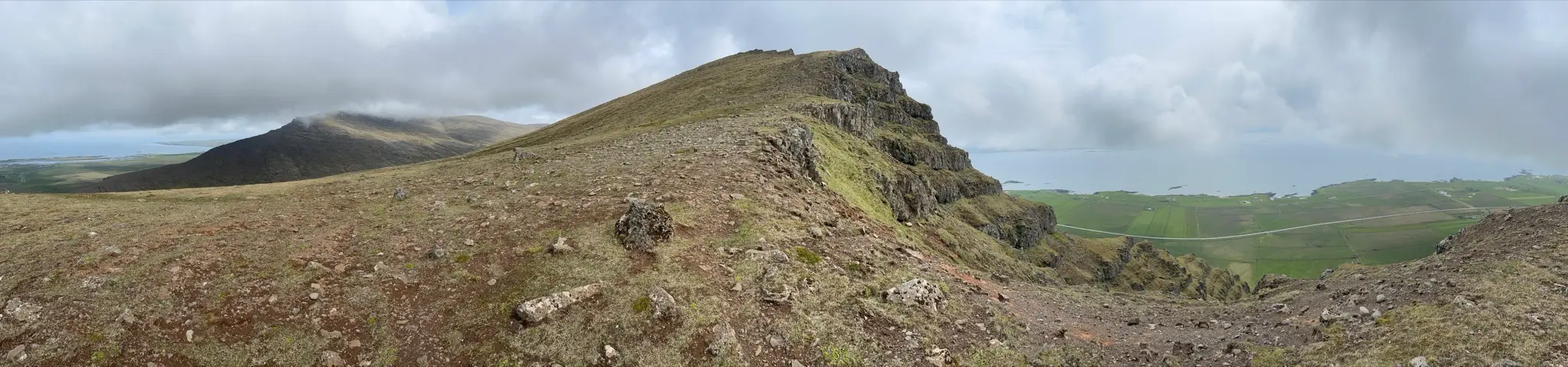 Háihnúkur (center) behind some false summits