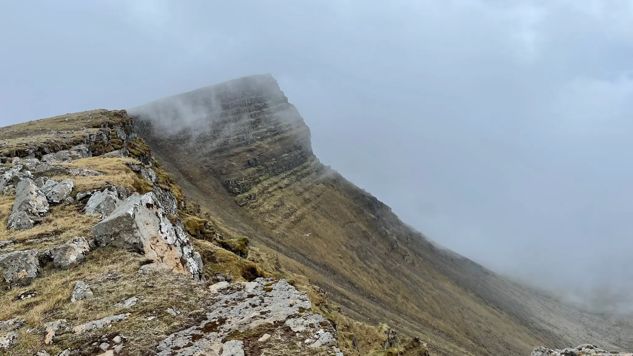 Follow the ridge to Geirmundartindur