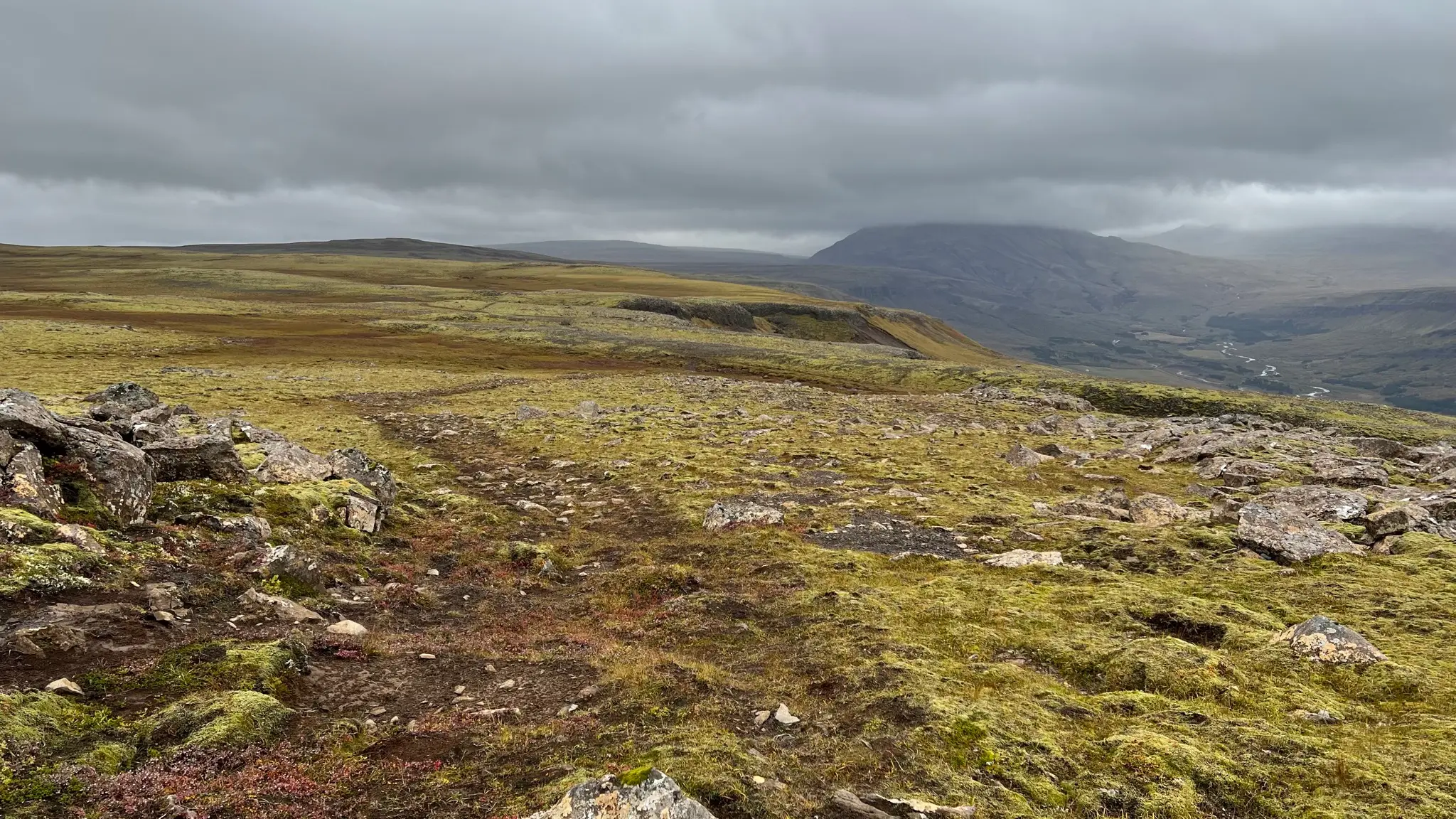 Heading eastward across the þyrill plateau